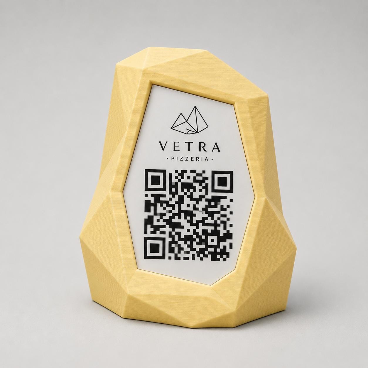 Portamenu QR Code Design Low-Poly | Supporto da Tavolo rosa Stampa 3D e Targhetta Incisa | Segnatavolo Personalizzato Hotel Pizzeria
