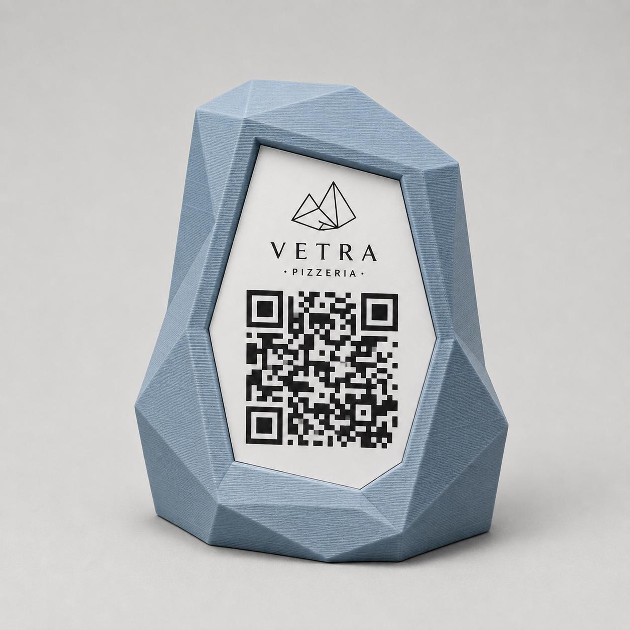 Portamenu QR Code Design Low-Poly | Supporto da Tavolo azzurro Stampa 3D e Targhetta Incisa | Segnatavolo Personalizzato Hotel Pizzeria