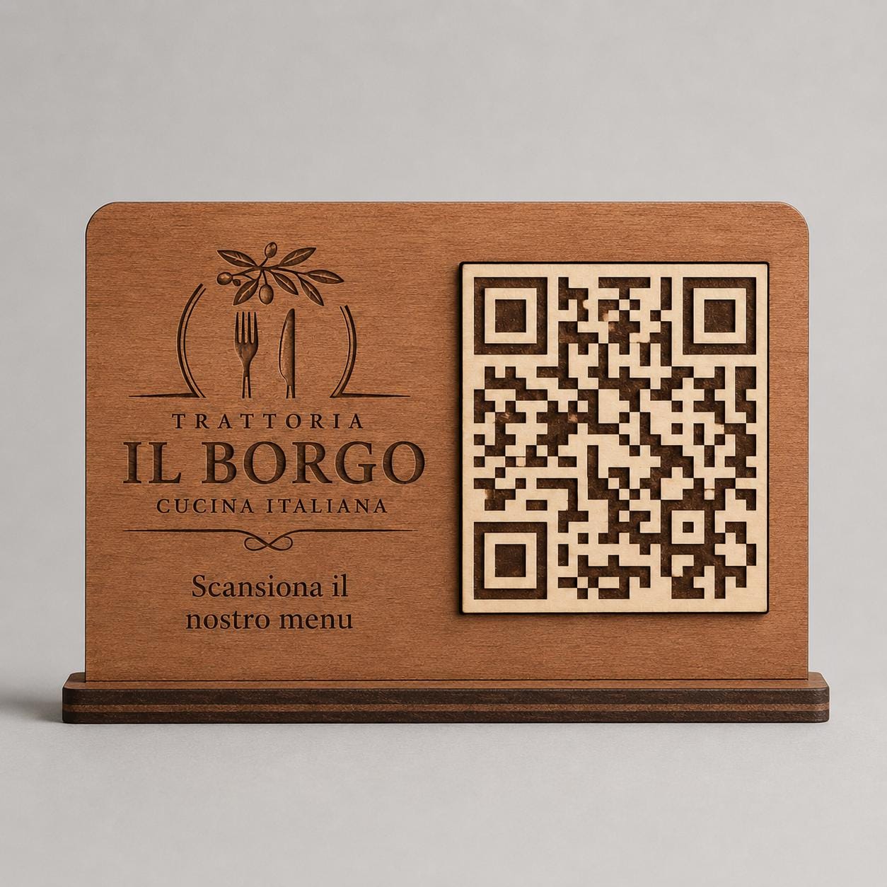 QR Code da tavolo in legno color legno chiaro personalizzato, segnatavolo inciso laser per menu digitale ristorante bar hotel