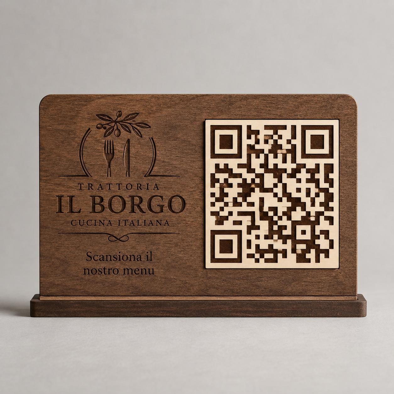 QR Code da tavolo in legno color noce personalizzato, segnatavolo inciso laser per menu digitale ristorante bar hotel