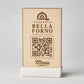 Totem qr code in legno e base in 3d in plastica per caffetterie bar pasticceria bakery floreale qr code design rustico moderno