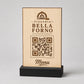 Totem qr code in legno e base in 3d in plastica con basetta per caffetterie bar pasticceria bakery floreale qr code design rustico moderno