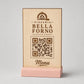 qr code in legno e base in 3d in plastica con basetta per caffetterie bar pasticceria bakery floreale qr code design rustico moderno