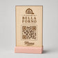 Totem qr code in legno e base in 3d in plastica con basetta per caffetterie bar pasticceria bakery floreale qr code design rustico moderno