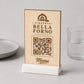 Totem qr code in legno e base in 3d in plastica per caffetterie bar pasticceria bakery floreale qr code design rustico moderno