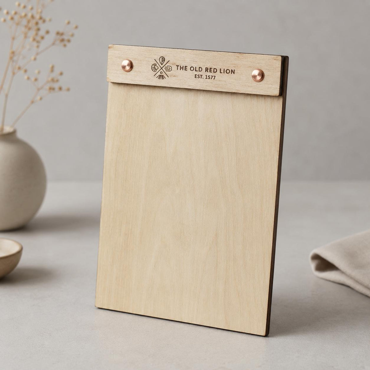 Portamenu verticale in legno di pioppo colore ebano con incisione logo ristorante personalizzato, menu inciso laser a bacchetto formato a4