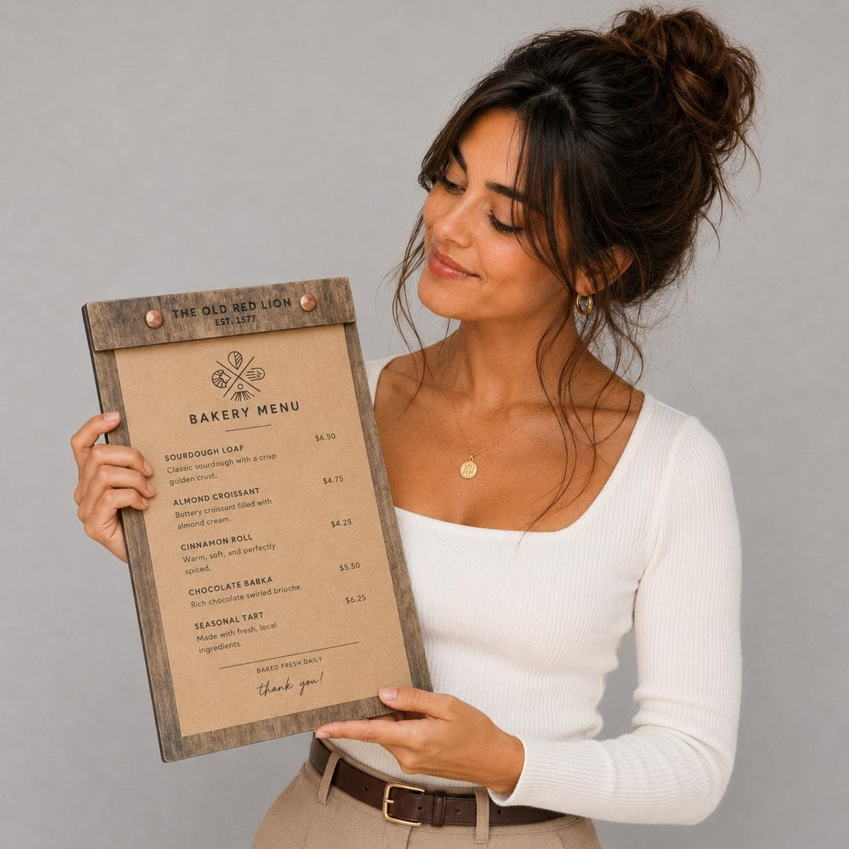Portamenu verticale in legno di pioppo con incisione logo ristorante personalizzato, menu inciso laser a bacchetto formato a4