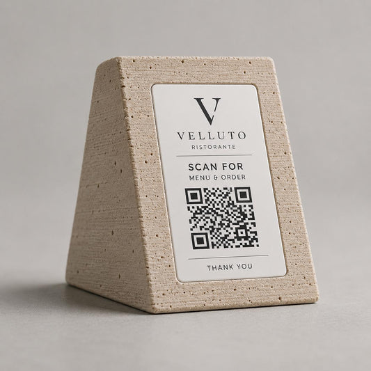 Supporto QR Code Menu Ristorante in PLA effetto travertino pietra | Totem da Tavolo Personalizzato con Logo e Targhetta Incisa Laser
