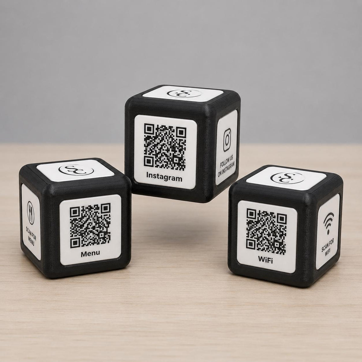Cubo Espositore QR Code Personalizzato | Menu Digitale, Social Media, Wi-Fi | Stampa 3D e Incisione Laser | Per Ristoranti, Bar ed Eventi