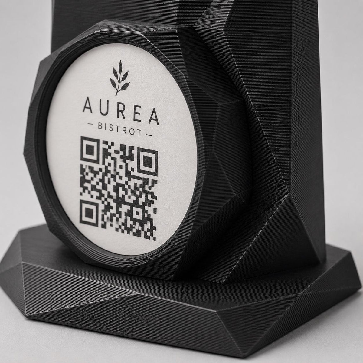 Porta QR Code sabbia da Tavolo Personalizzato | Numero Tavolo 3D Low Poly | Supporto Menu Digitale per Ristorante, Bar, Hotel e Cocktail Bar