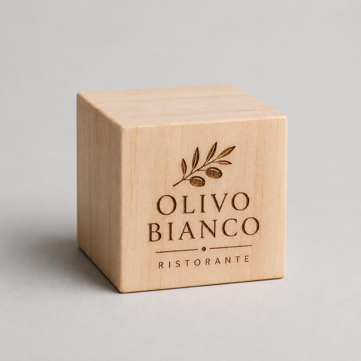 Cubo in legno personalizzato con logo inciso e QR code – Segnatavolo per ristoranti, hotel e locali