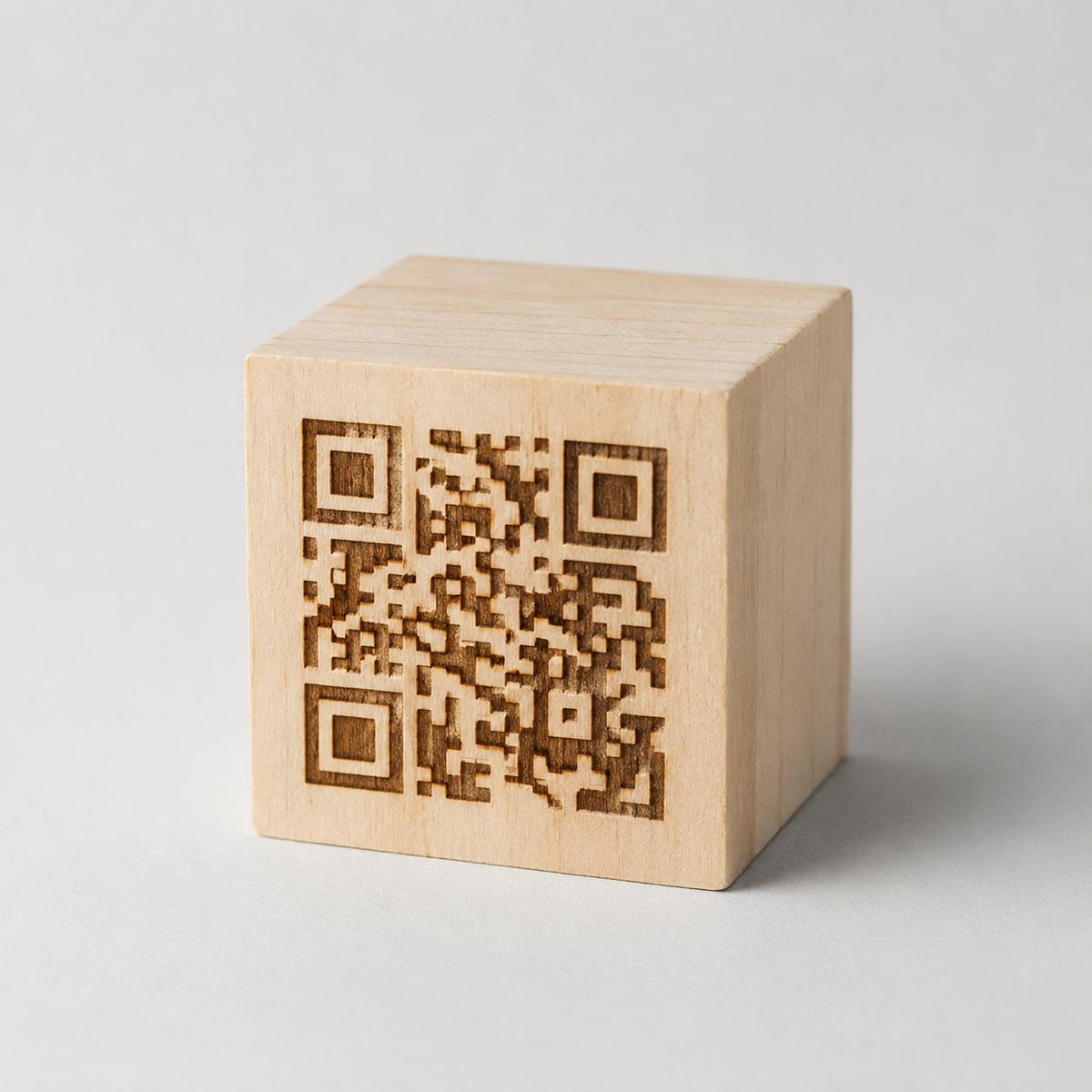 Cubo in legno personalizzato con logo inciso e QR code – Segnatavolo per ristoranti, hotel e locali