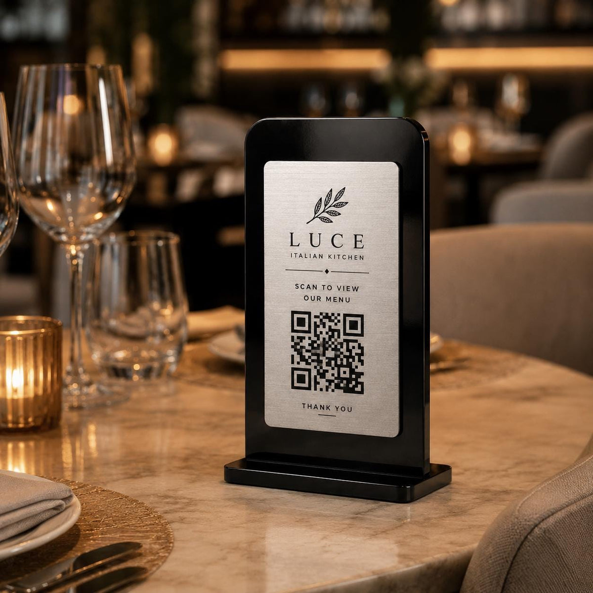 Supporto QR Code da tavolo in plexiglas nero con targhetta ottone o bianco incisa per ristorante bar hotel