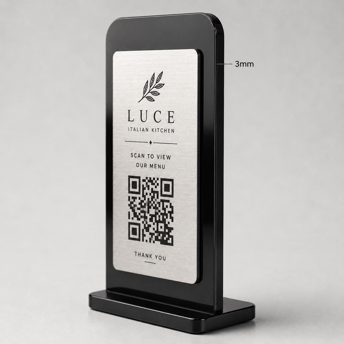 Supporto QR Code da tavolo in plexiglas nero con targhetta acciaio ottone o bianco incisa per ristorante bar hotel