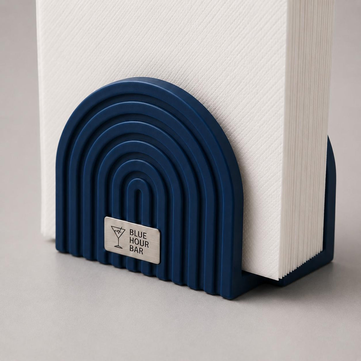 Portatovaglioli Design Moderno Plastica, Dispenser Tovaglioli Personalizzato Targhetta Incisa per Ristorante Bistro e Bar, Accessori Tavola