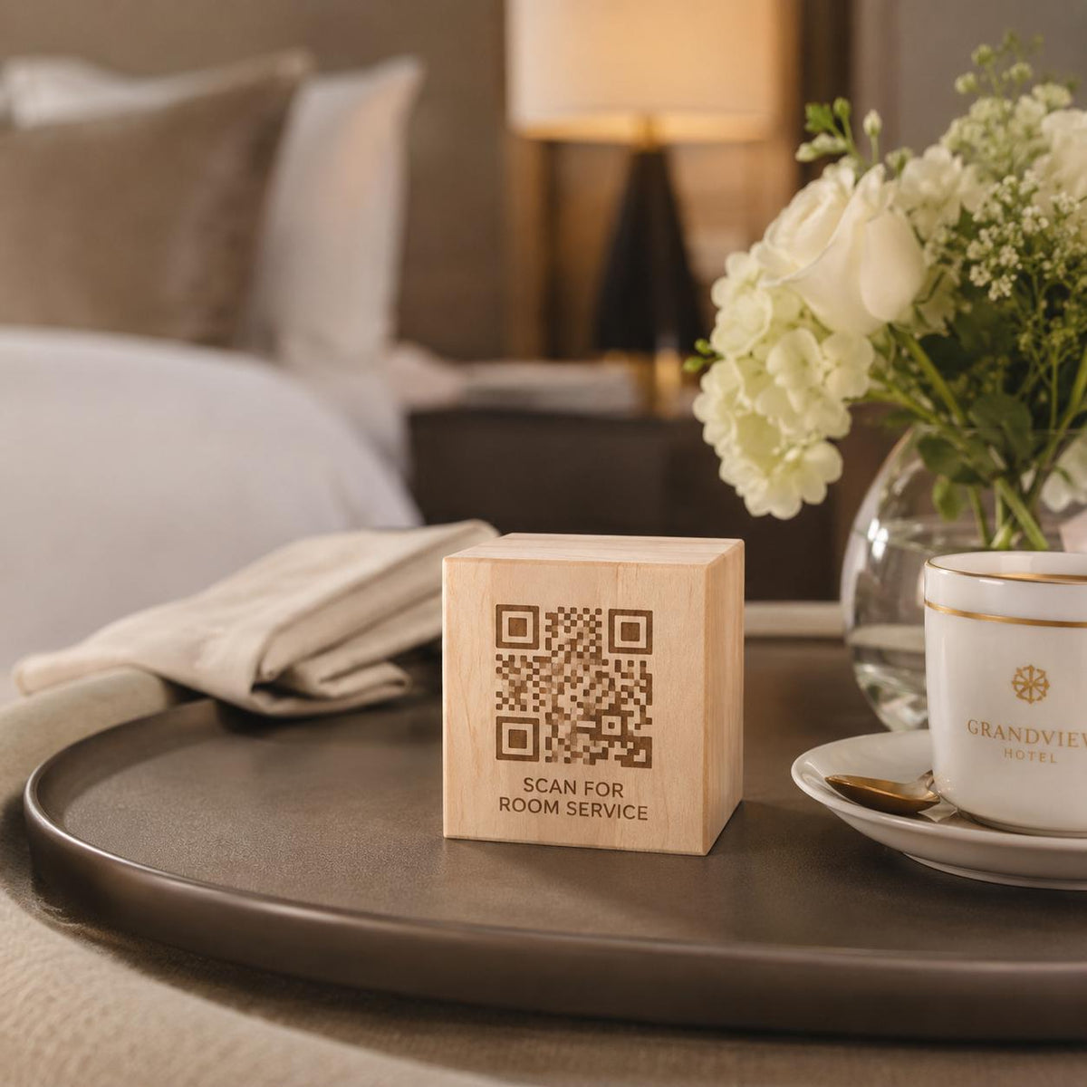 Cubo in legno personalizzato con logo inciso e QR code – Segnatavolo per ristoranti, hotel e locali