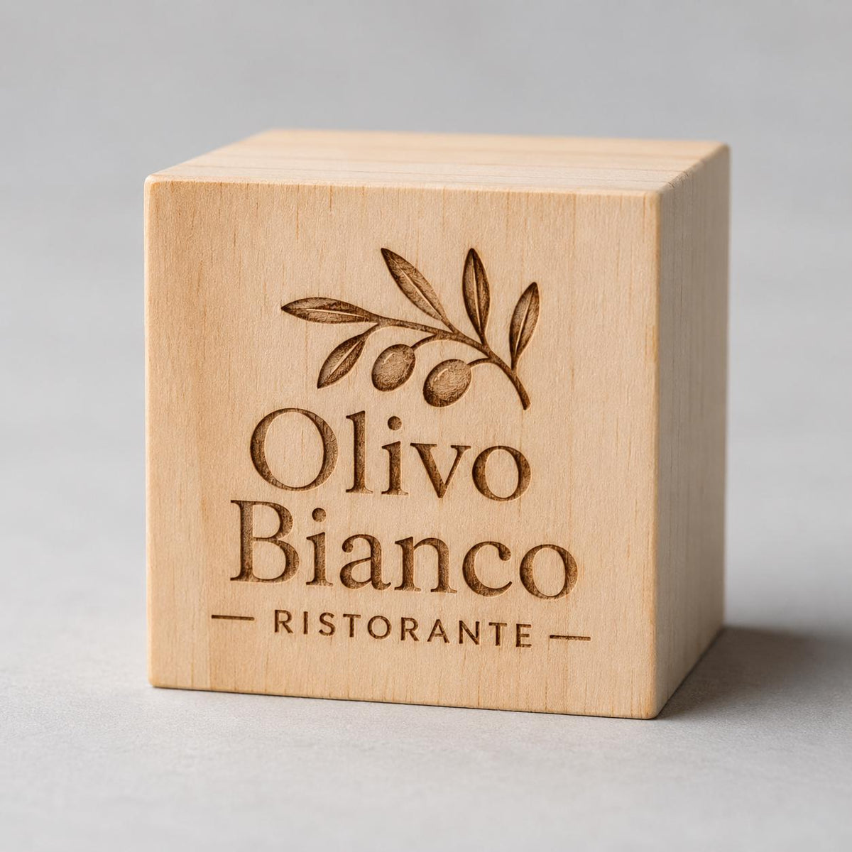 Cubo in legno personalizzato con logo inciso e QR code – Segnatavolo per ristoranti, hotel e locali