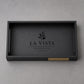 Vassoio rettangolare 40x30x6cm MDF nero personalizzato con incisione laser e targhetta in acciaio o ottone spazzolato per hotel, bar