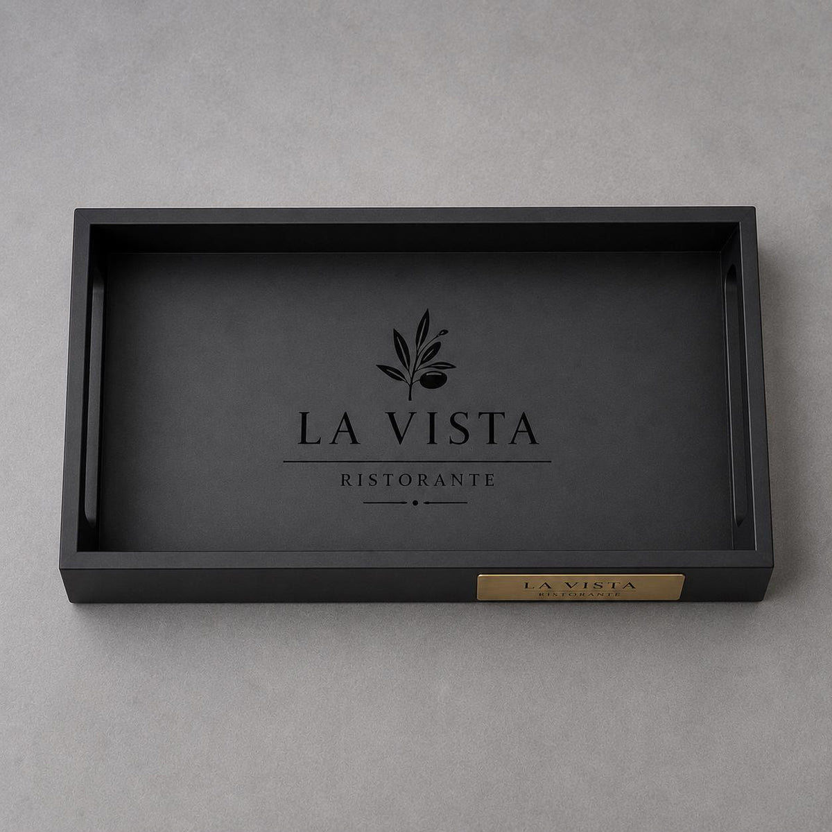 Vassoio rettangolare 40x30x6cm MDF nero personalizzato con incisione laser e targhetta in acciaio o ottone spazzolato per hotel, bar