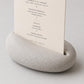 Portamenu Design Sasso in Stampa 3D, Segnatavolo Organico PLA Effetto Pietra, Espositore Menu Minimalista per Ristorante Bistro Caffetteria
