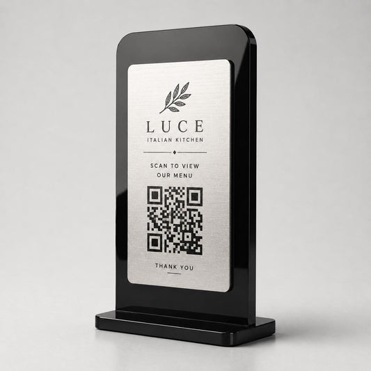 Supporto QR Code da tavolo in plexiglas nero con targhetta acciaio ottone o bianco incisa per ristorante bar hotel