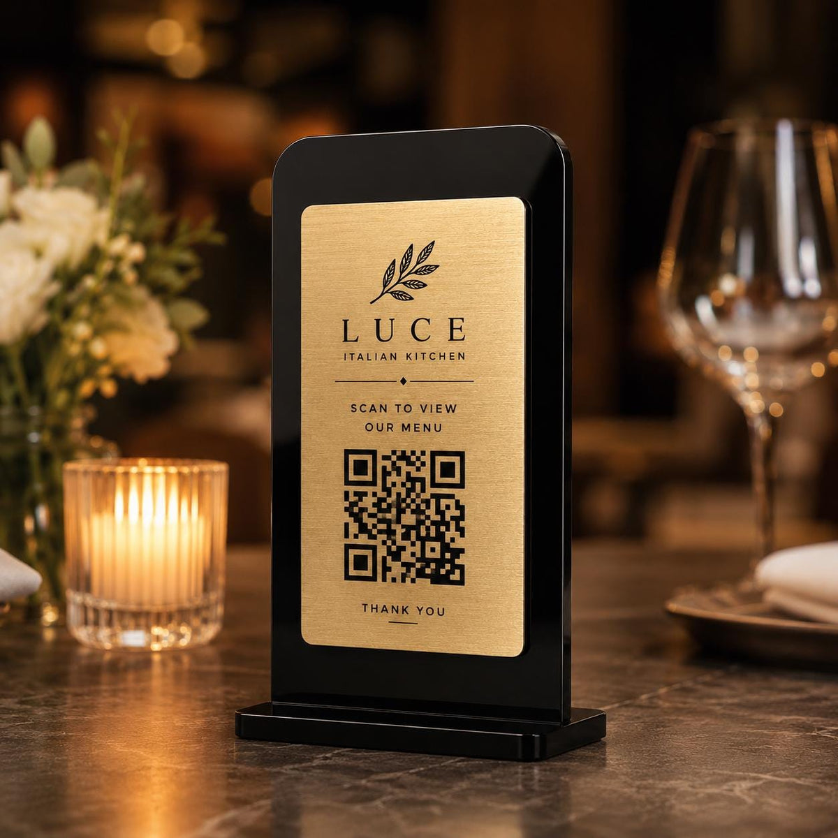 Supporto QR Code da tavolo in plexiglas nero con targhetta acciaio ottone o bianco incisa per ristorante bar hotel