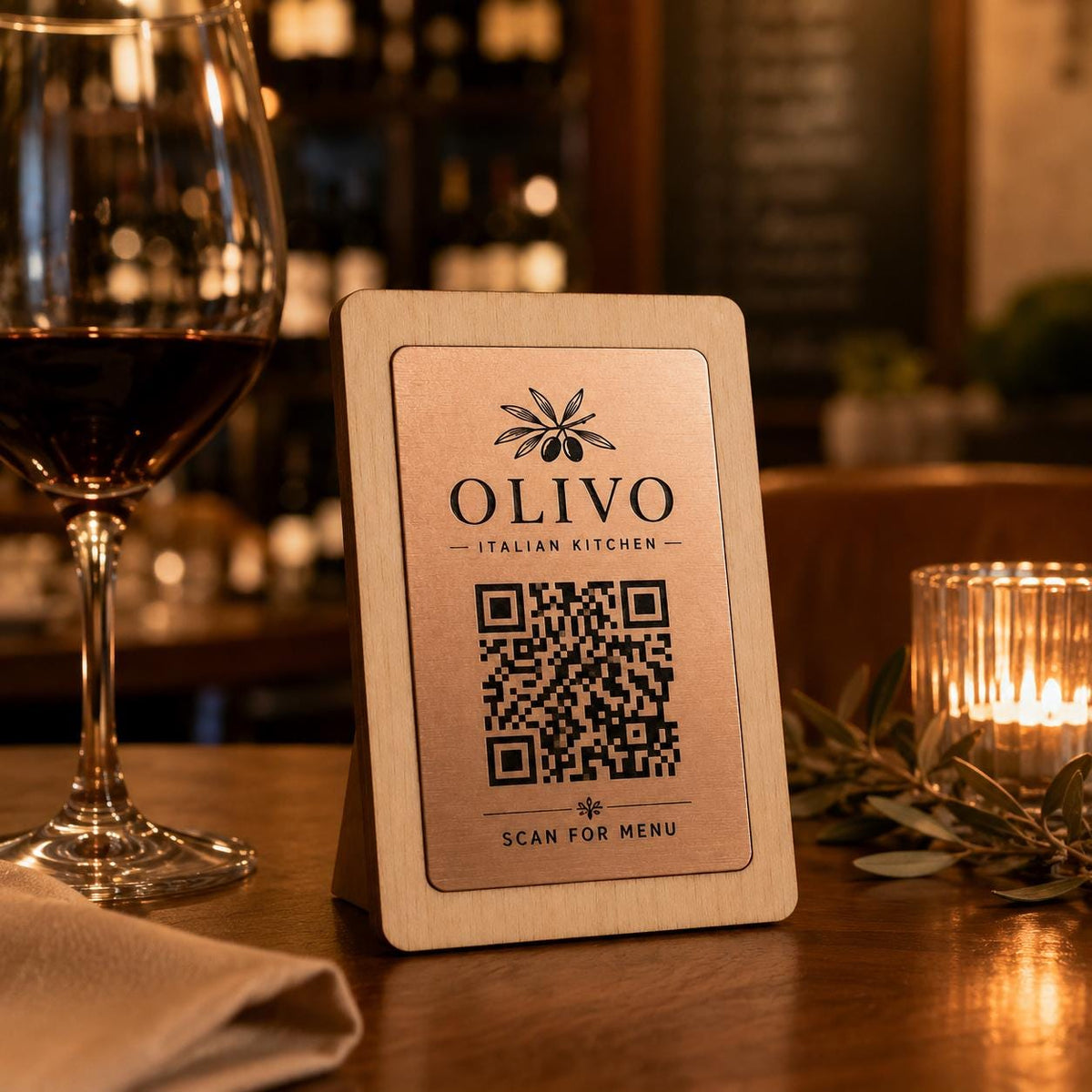Supporto QR Code da tavolo in plexiglas nero con targhetta ottone o bianco incisa per ristorante bar hotel