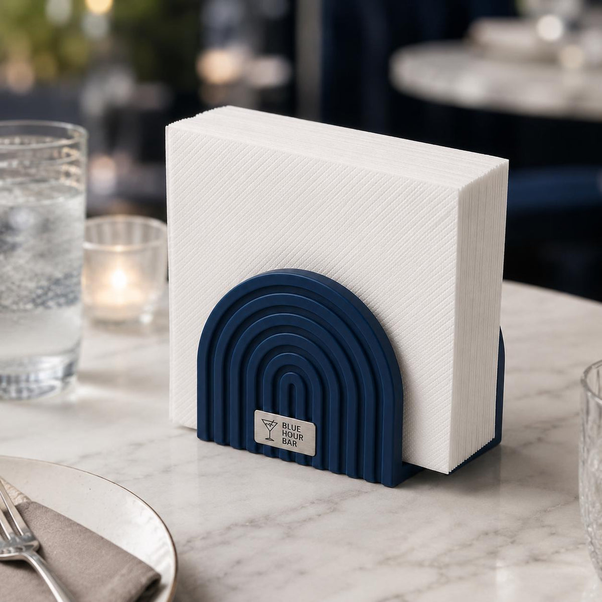 Portatovaglioli Design Moderno Plastica, Dispenser Tovaglioli Personalizzato Targhetta Incisa per Ristorante Bistro e Bar, Accessori Tavola