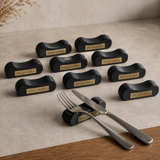 Set da 10 Poggiaposate Personalizzati | Supporti Posate in PLA e Rowmark Inciso per Ristoranti e Hotel