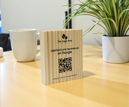 Totem in legno con QR Code inciso – Recensioni Google 5 stelle