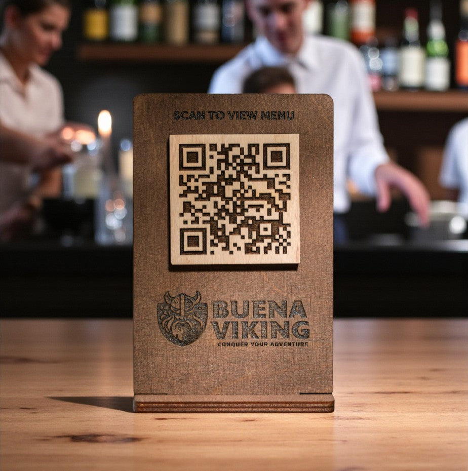 qr code cavalierino in legno con incisione personalizzata logo per ristorante bar pub locale rustico (Copia)