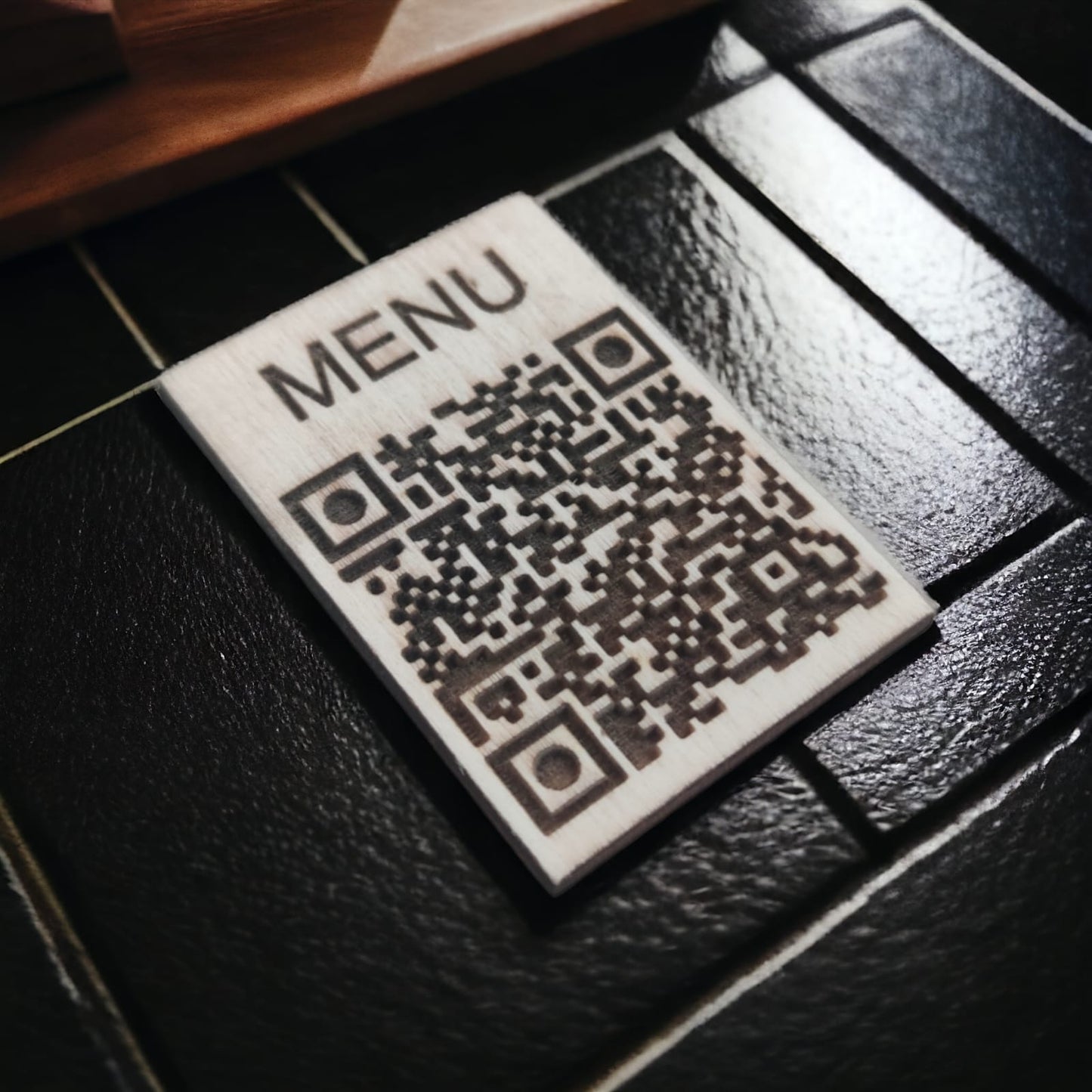 qr code  in legno con incisione personalizzata logo per ristorante bar pub locale rustico