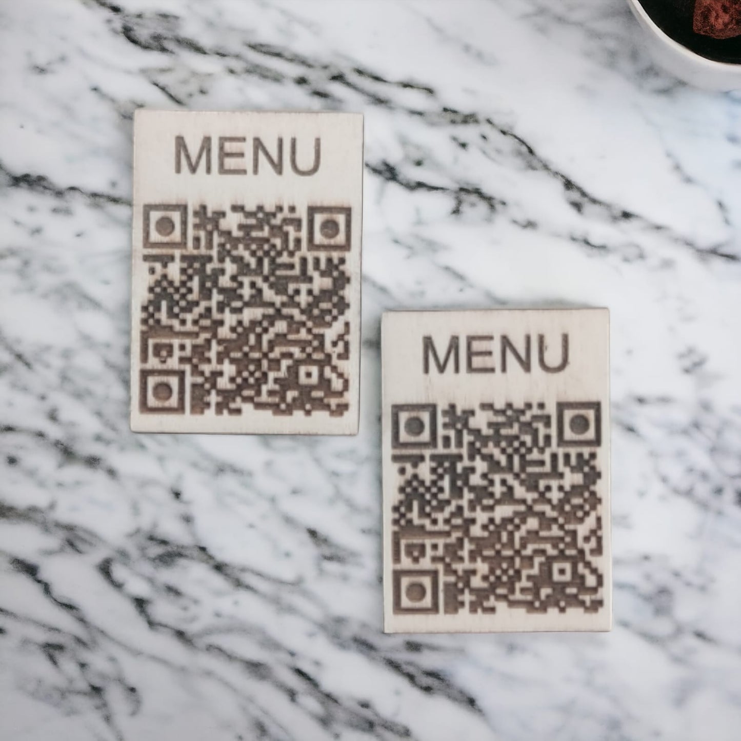 qr code  in legno con incisione personalizzata logo per ristorante bar pub locale rustico