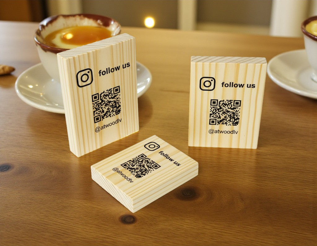 Totem in legno con QR Code inciso seguici su instagram e inciso al laser follow us instagram tik tok facebook