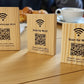 Totem in legno con QR Code inciso wifi  –Scansiona per il cartello WiFi - Cartello con codice QR in legno per l'accesso WiFi - Targa con codice QR WiFi in legno di quercia personalizzata - Cartello WiFi modificabile - QR per Business Cafe Hotel