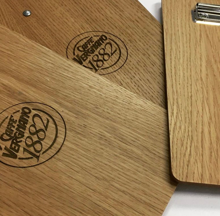 Portamenu in legno personalizzati con incisione laser logo ristorante con pinza portafogli economico a4 10pz