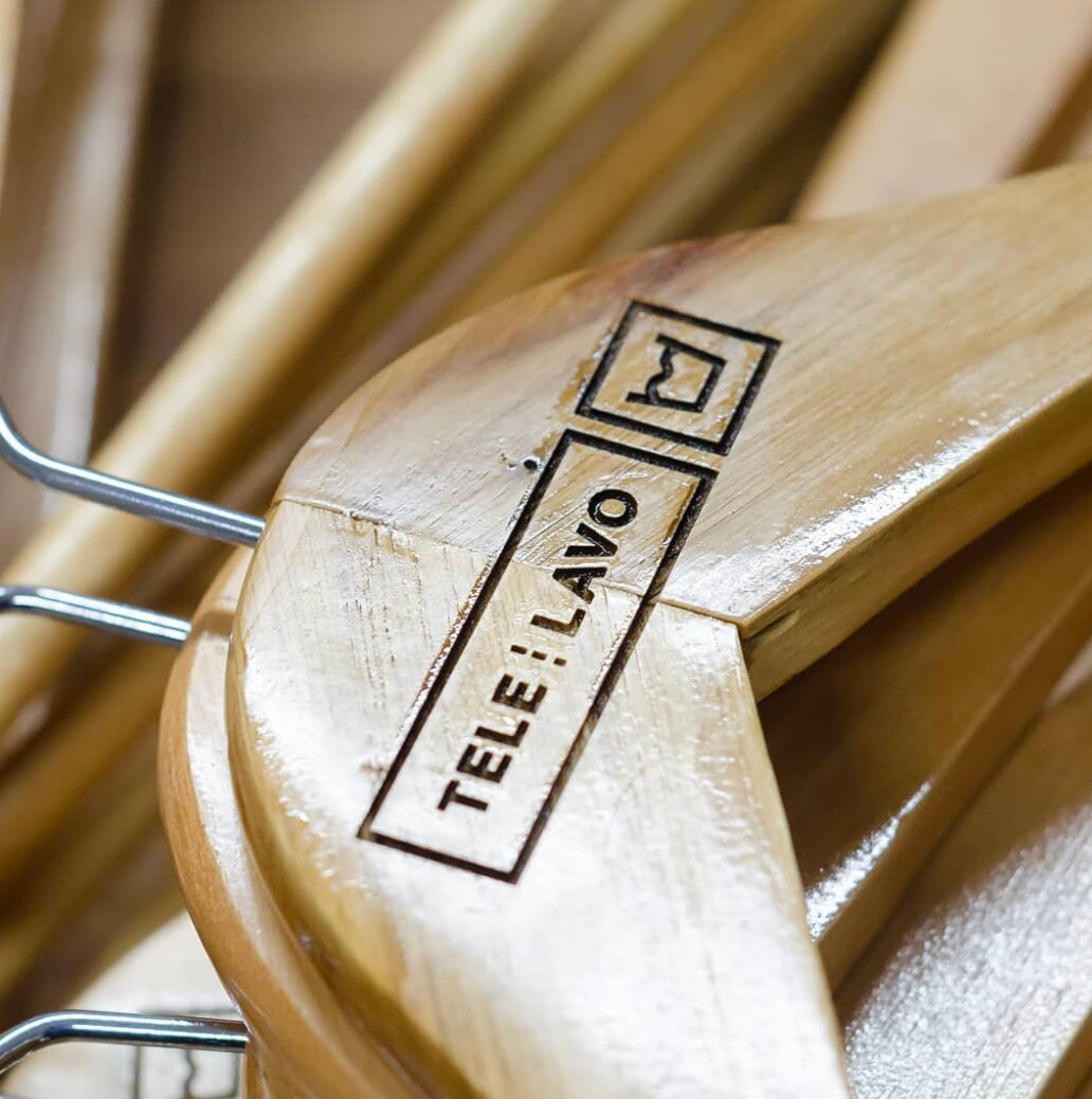 appendipanni stampelle legno in legno naturale personalizzate con incisione laser logo per negozi eventi matrimonio bnb