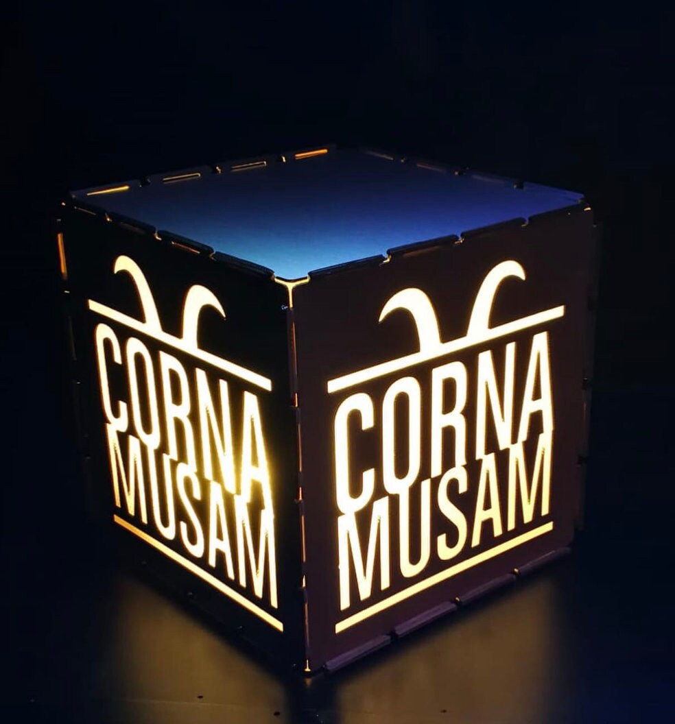 cubo in legno luminoso traforato personalizzato luminoso rgb  / Logo aziendale / Display logo/ Mercato brandizzato /