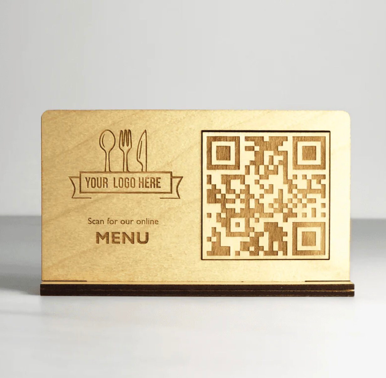qr code da tavolo versione economica Portamenu 10-50-100 pz in legno naturale, personalizzati con incisione laser logo ristorante economico