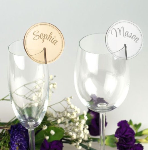 tag bicchieri scritte in corsivo incidere nome su legno decorazioni in legno matrimonio tavolo segnaposto in plexiglas regalo originale