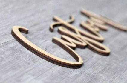 Scritte di legno da appendere con incisione laser, scritte particolari corsivo, scritte legno decorative nomi frasi iniziali logo